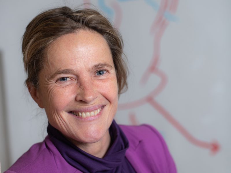 Eine prominente Stimme - die Schauspielerin Karoline Eichhorn lässt Romanfiguren auf Schloss Agathenburg lebendig werden. Foto: Astrid Doerenbruch